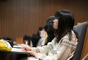 司書・学芸員課程講演会「声を聴くこと・よく見ること－小さな短大図書館での仕事－」