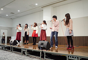 ビジネス学部　上原ゼミ「Myリニモ＆Myタウン アカペラ＆バンド CAFÉ BAR FESTIVAL」