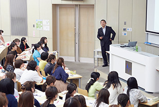 健康医療科学部 健康栄養学科 講演会「味の素における研究開発活動とアミノ酸による健康長寿延伸への挑戦」