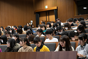 司書課程 講演会「司書のお仕事　とある公共図書館の一日」