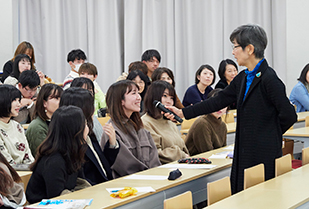 2019年度 第4回 文学部講演会 「翻訳がつなぐアートの世界 ―英文学を学ぶ楽しさー」