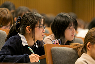 司書・学芸員課程講演会 「フリー週刊誌編集者が語る『世渡りするのに必要な頭力、書力、言力』」