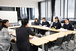 「AIと人間らしさ」愛知教育大学附属 岡崎中学校の2年生の生徒の皆さんと人間情報学部教員との懇談会