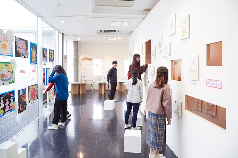 建築・インテリアデザイン専攻×子ども福祉専攻×教育学科 コラボ展「子どもと造形」