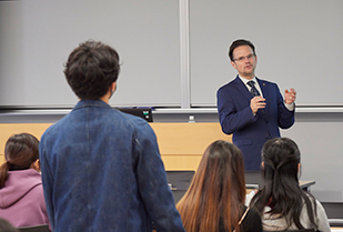 在名古屋米国領事館 ゲーリー・シェイファー首席領事による International Education Week講演「外交官のキャリアパス」