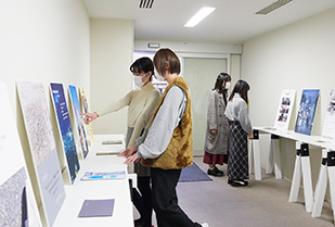 創造表現学部 メディアプロデュース専攻 坂倉ゼミ 展示会「図書館ではお静かに」