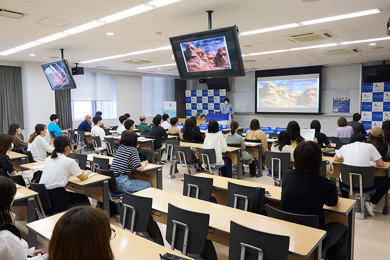 ビジネス学部・ビジネス研究科共催講演会「グローバル人材の育成：ビジネスコミュニケーション～日米での経験から～」