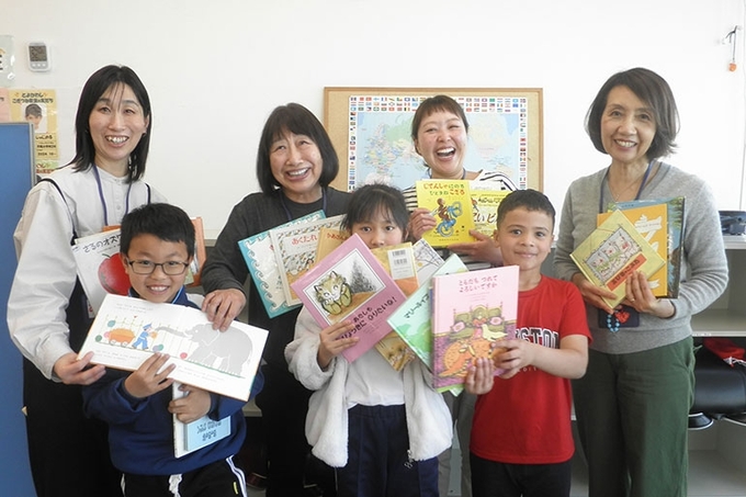 交流文化学部 山本ゼミ 外国ルーツの子どもたちへ音読データ付き絵本を寄贈