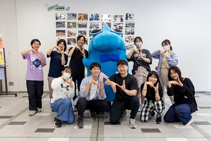 大学開学50周年事業 CCC×日進市紹介展示＆日進市マスコットキャラクター「ニッシー」来校