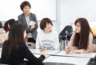 福祉貢献学科 子ども福祉専攻 4年生有志による就職体験報告会