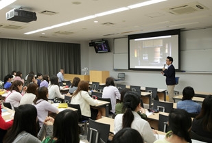 交流文化学部 交流文化学科専門教育科目「観光文化9（観光交流論）」 情報収集力・発信力を学ぶ
