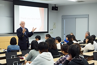 交流文化学部 講演会 米国のボランティア事情とグローバル・リーダーシップ