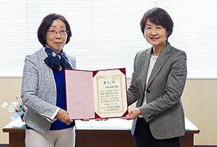 福祉貢献学部准教授・羽根由美子先生が、全国保育士養成協議会・会長賞を受賞しました。