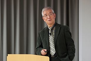 交流文化学部 榎田勝利教授 最終講義 "私ができることは何か" を考えることが、国際貢献の第一歩