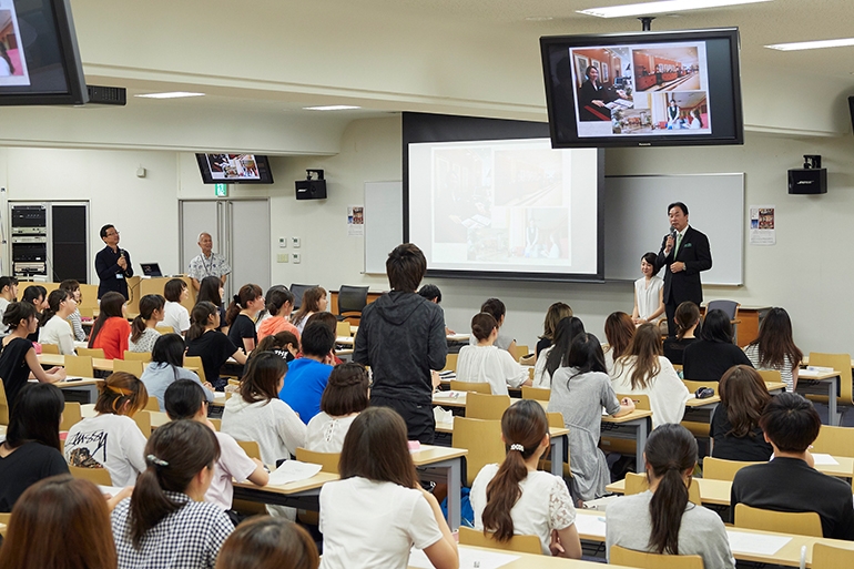 交流文化学部 観光分野講演会 観光トークセッション2017「松任総支配人と本学OG谷口さんを迎えて」