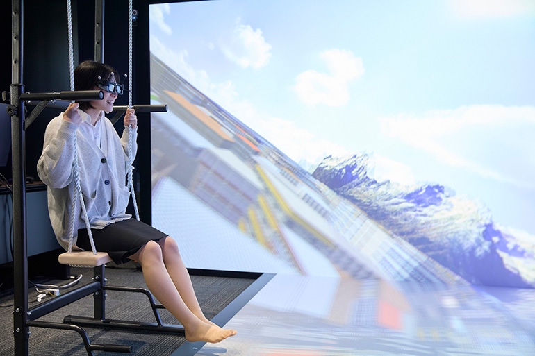 人間情報学部感性工学専攻「VR Cave」新規導入