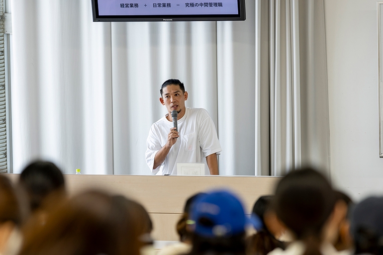 心理学部「産業・組織心理学」プロレスラー彰人氏講演会