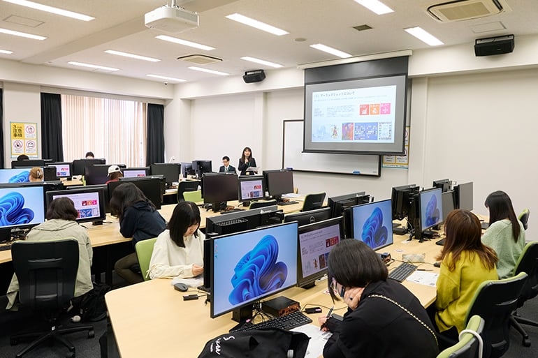 創造表現学部 メディアプロデュース専攻 「プリントメディアⅡ」ゲスト講義