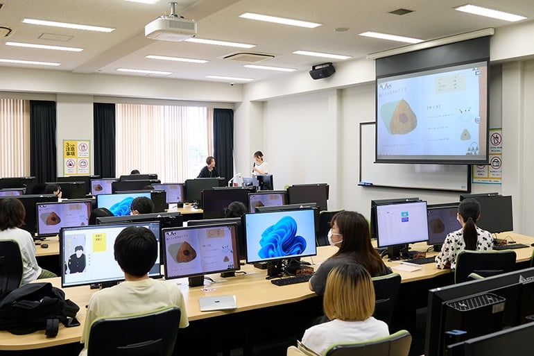 創造表現学部 メディアプロデュース専攻「プリントメディアⅡ」最終講評会