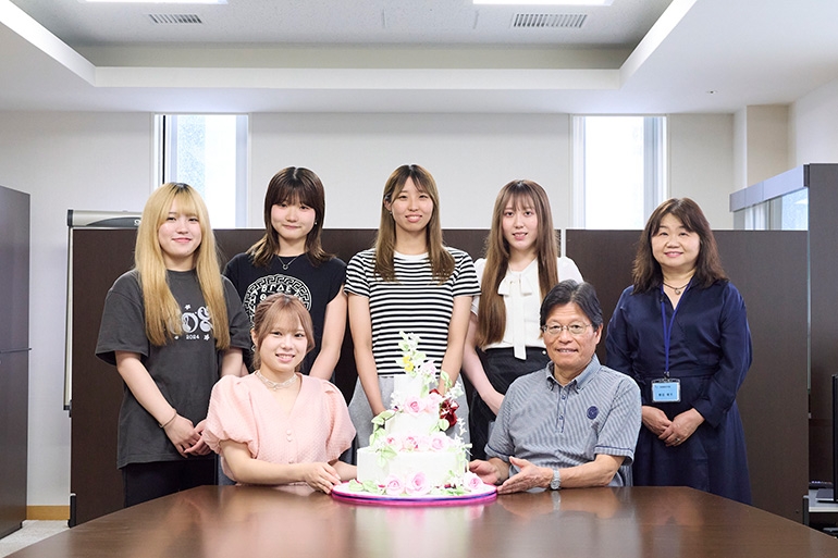 食創造科学科 野田ゼミ 50周年お祝いケーキ作成につき学長表敬訪問