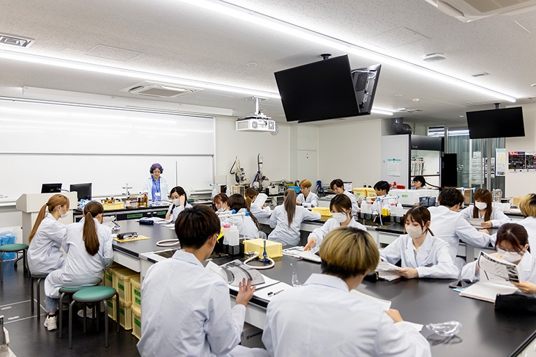 食健康科学部 食創造科学科 授業風景「食品分析学実験」