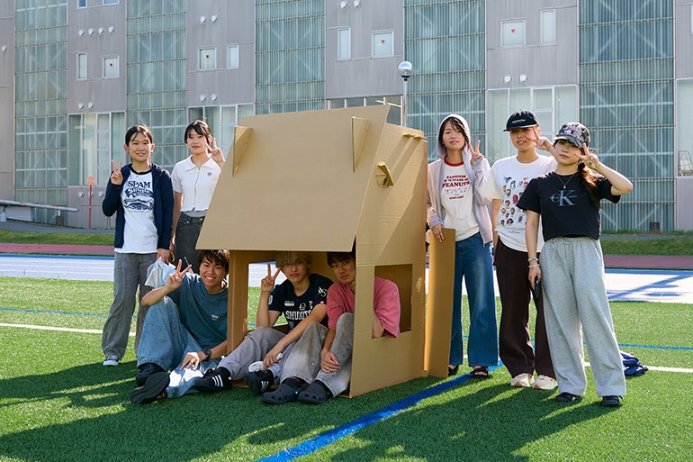 建築学部 建築環境学実験 「1人が心地良く本を読める段ボールハウスを作る」