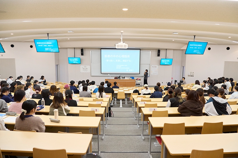 令和7年 心理学会講演会「医療の中の心理臨床―寄り添い、支援し、検証する―」