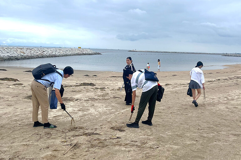 交流文化学会 海岸のゴミ拾い