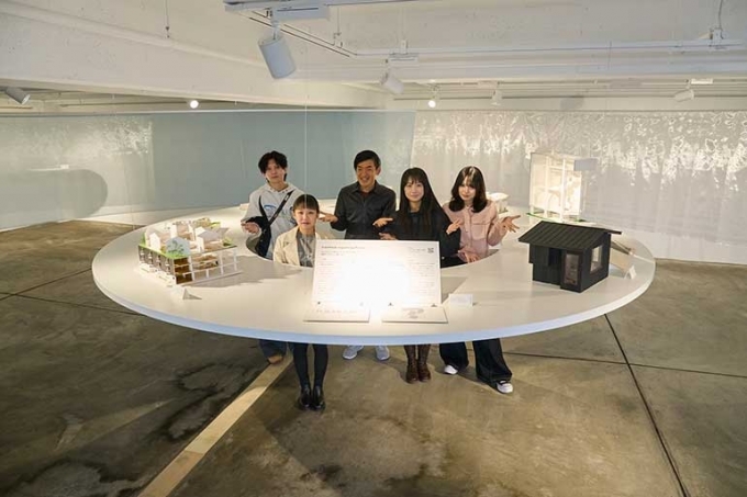 建築学部 間宮ゼミ展「遡る水展」