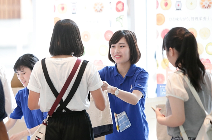 夏のオープンキャンパスで活躍する学生