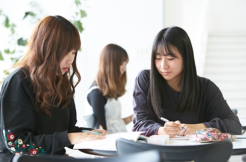 休み時間のキャンパス