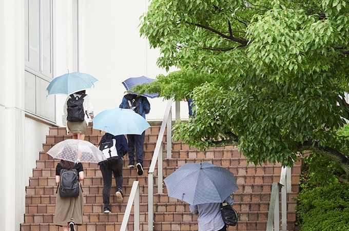梅雨のキャンパス