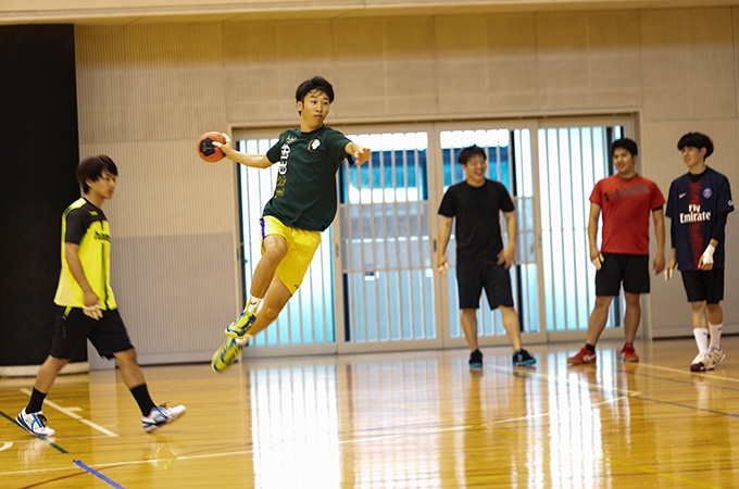 クラブに打ち込む学生2