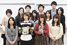 あきらめずに積み重ねた努力が、「3大学4ゼミディベート交流会」優勝にもつながりました。