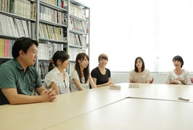 学外のコンペティションで高い評価を受け、あいちトリエンナーレの公式グッズとして採用されました。