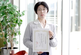 日本経営システム学会の大舞台に立ち、研究者の道へと前進しています。