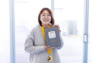 技能五輪全国大会で2連覇を達成。情報デザインの専門性を磨き続けたい。