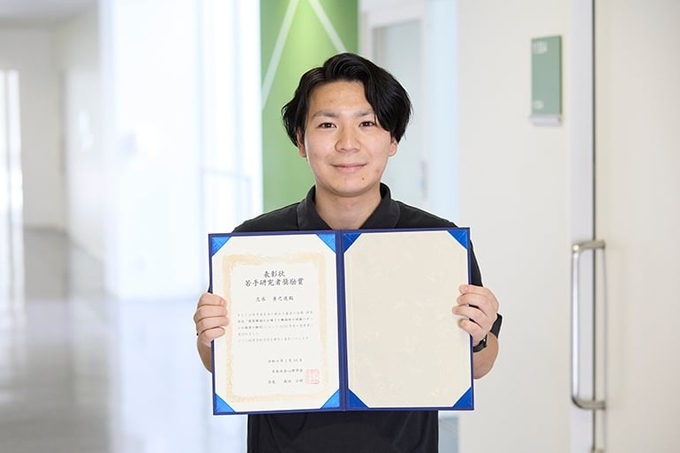 日本社会心理学会若手研究者奨励賞を受賞。対人コミュニケーションの研究に挑み続けたい。