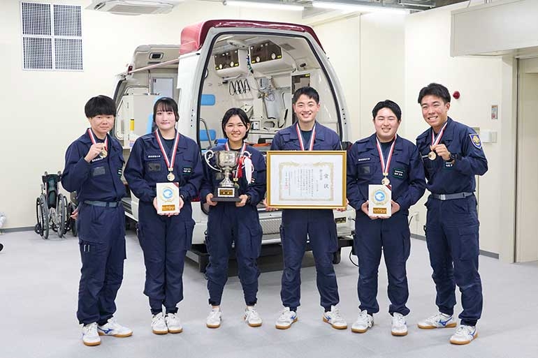 「第17回 西日本学生救急救命技術選手権」に10校が出場。 救急救命学専攻の学生チームが総合優勝を果たしました。
